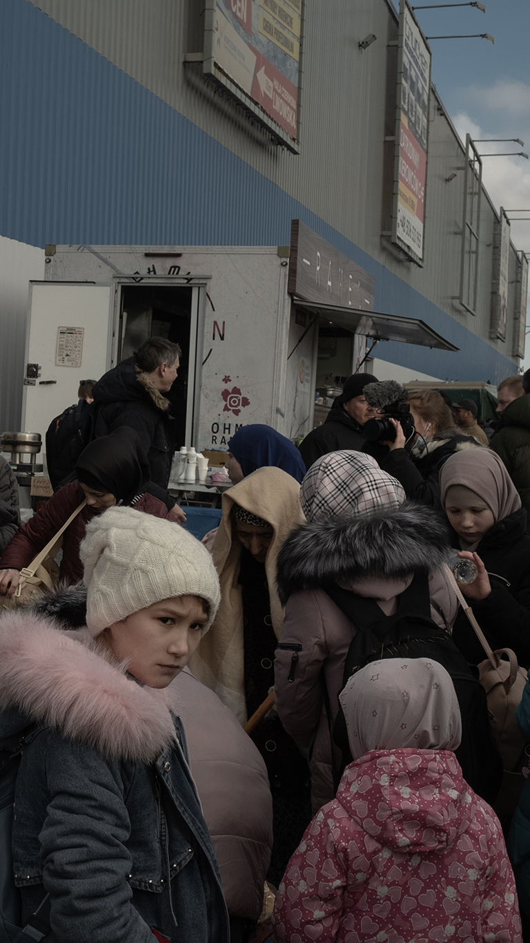 Personnes ukrainiennes réfugiées vers la frontière en Pologne © Valerio Muscella