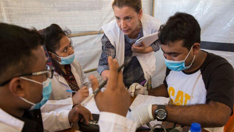 Rohingya-Coxs-Bazar-equipe-medicale © Arnaud Finistre