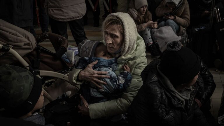 Personnes ukrainiennes réfugiées vers la frontière en Pologne © Valerio Muscella