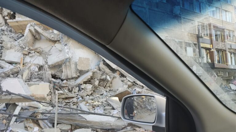 Vue d'une voiture sur les rues de Gaza