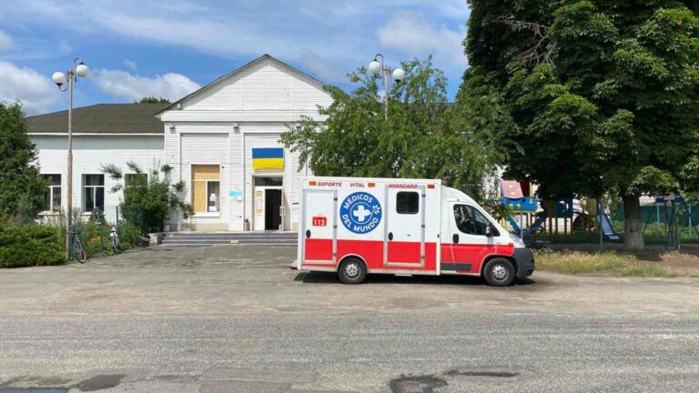 Clinique mobile de Médecins du Monde à Kiev, offrant des soins médicaux à la population. 2022 © Médicos del Mundo