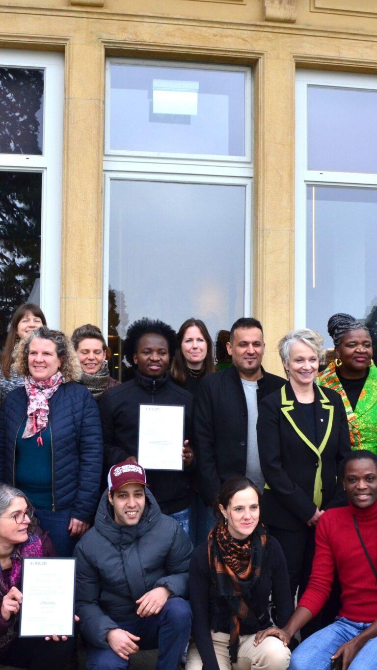 Les lauréats du Prix interculturel neuchâtelois « Salut l’étranger » 2025, qui récompense deux initiatives exemplaires pour la dignité humaine, dont la Maison de Santé de Médecins du Monde. 11 décembre 2025