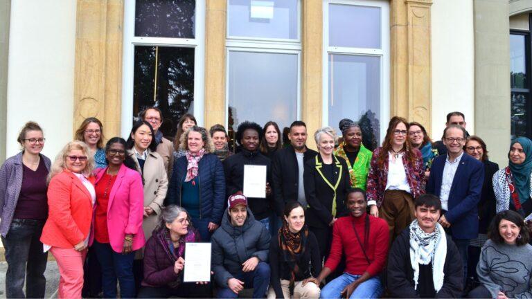 Les lauréats du Prix interculturel neuchâtelois « Salut l’étranger » 2025, qui récompense deux initiatives exemplaires pour la dignité humaine, dont la Maison de Santé de Médecins du Monde. 11 décembre 2025