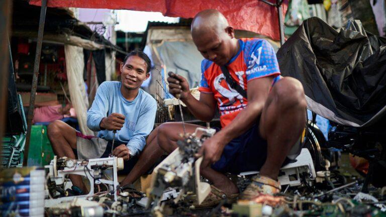 Deux hommes démantèlent des déchets électroniques dans les rues de Manille aux Philippines, 2025 © Christophe Da Silva / Médecins du Monde