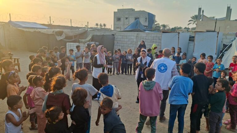 Des enfants avec les équipes de Médecins du Monde à Gaza. Novembre 2025 © Médecins du Monde
