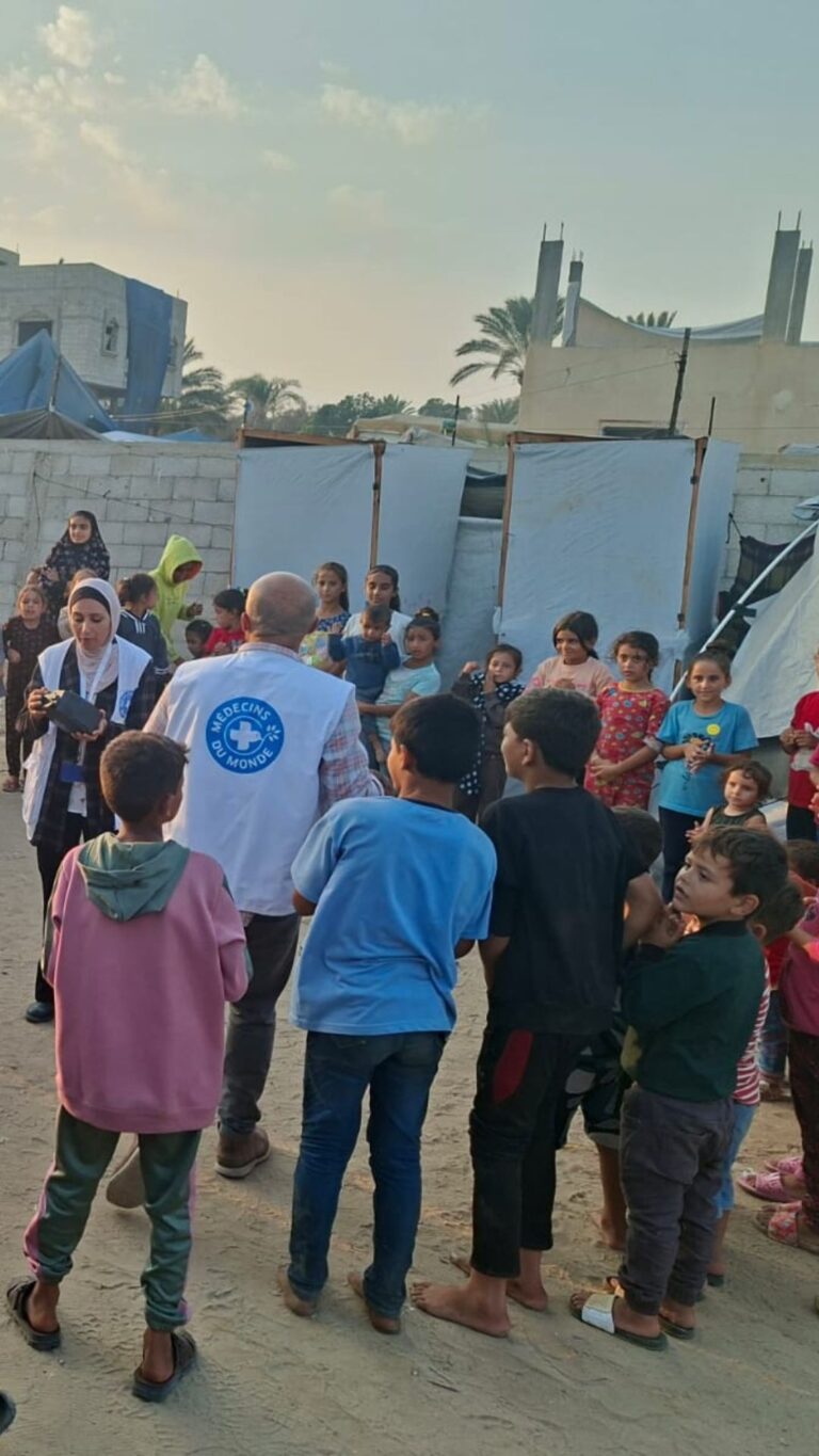 Des enfants avec les équipes de Médecins du Monde à Gaza. Novembre 2025 © Médecins du Monde