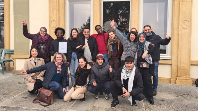 Les lauréats du du Prix interculturel neuchâtelois « Salut l’étranger » 2025. Maison de Santé/Médecins du Monde et l'Amar.