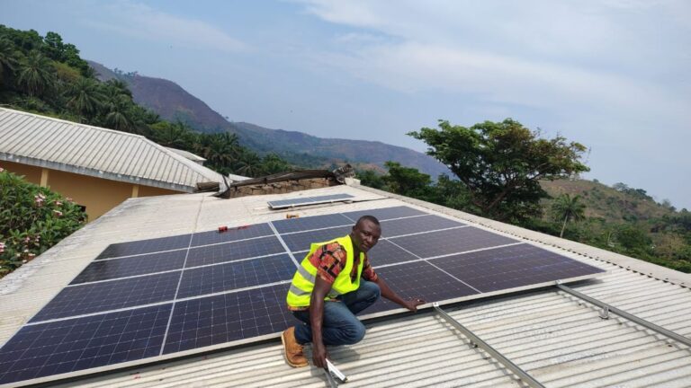 installation solaire, centre de santé, région Nord-Ouest Cameroun. Avril 2026
