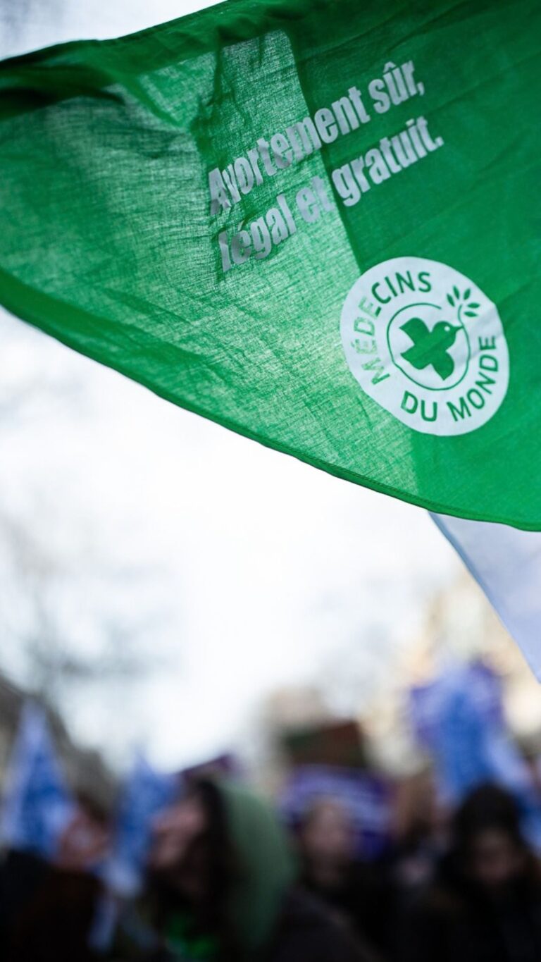 Manifestation pour le droit à l'avortement. Foulard vert. Médecins du Monde © Marie Pierson