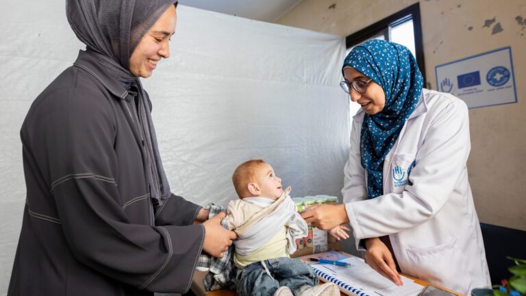 Gaza | Un enfant et sa mère au centre de nutrition du centre de santé primaire n° 5 d'Al-Jalaa © Moath Abu Al-Laban