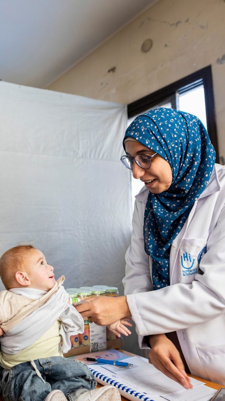 Gaza | Un enfant et sa mère au centre de nutrition du centre de santé primaire n° 5 d'Al-Jalaa © Moath Abu Al-Laban