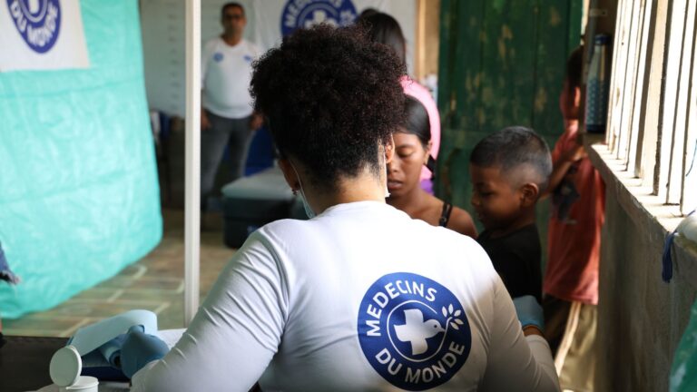 Patient et patiente à la clinique mobile de Médecins du Monde à Quibdó, département de Chocó, Colombie. Août 2026 © MdM