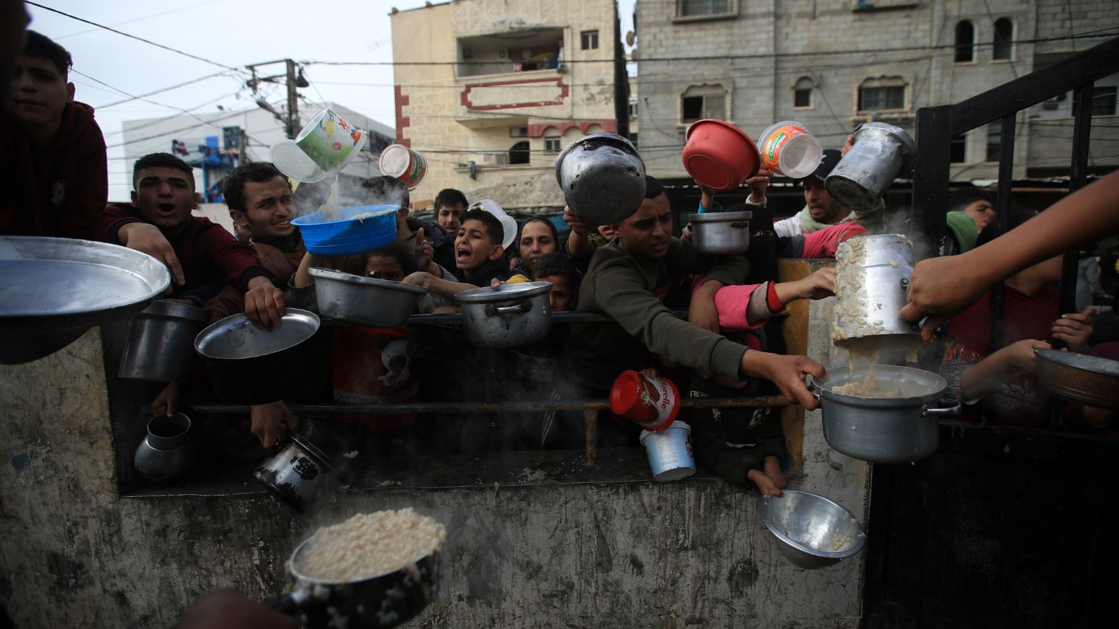 Distribution de repas aux personnes déplacées internes dans la ville Rafah. © Mohammed Zaanoun