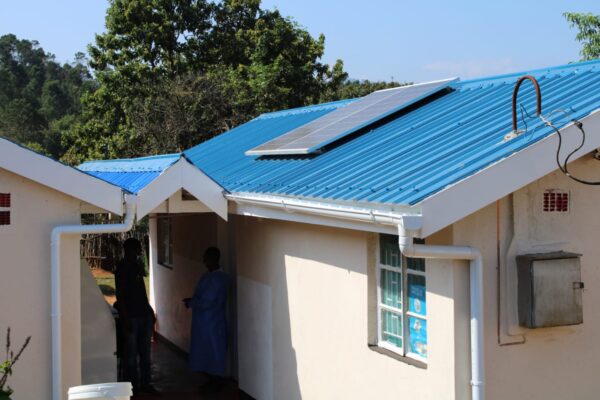 Neues Dach und neue Regenrinnen in der Nyabamba-Klinik